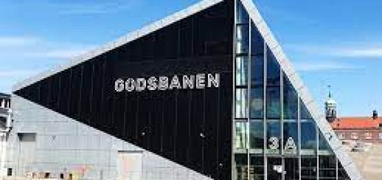 Rundvisning på Godsbanen ved den nye kvindelige direktør, og spisning i Spiselauget.